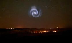 Gökyüzünde görülen gizemli spiral cisim heyecan yarattı! Uzaylılar mı, test mi?