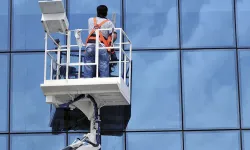 Cam temizliği işçileri sosyal medyada gündem oldu! 150 Bin TL kazanmak için yüksek katlı binalarda cam temizliği...