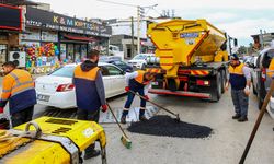 Karabağlar trafiğine estetik dokunuş! Başkan sahada tek tek inceledi: Çukurlar kapanıyor