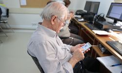 Konak Belediyesi'nden yaşlılara dijital özgürlük: Akıllı Telefon Kursu