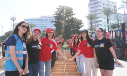 İzmir'de lösemili çocuklara umut olacak gıda yardımı! LÖSEV gönüllüleri Cumhuriyet Meydanı’nda buluştu