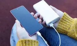 Uçakta powerbank taşımak artık yasak! Güvenlik gerekçeleri seyahati etkiliyor