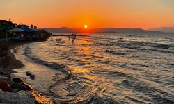İzmir'de turistlerin yeni gözdesi: Yerel lezzetleri, cam gibi deniziyle Çeşme ve Alaçatı'dan sıkılanları kucaklıyor!