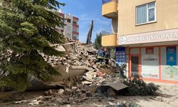 Yıkımda olan bina aniden çöktü!