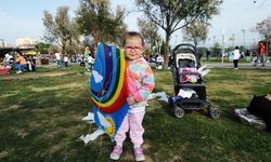 Karşıyaka'da 23 Nisan coşkusu: Çocuklar uçurtmalarla gökyüzüne neşe yükseltti!
