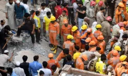 Delhi'de 4 katlı bina çöktü, kurtarma çalışmaları sürüyor