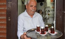 35 yıldır aynı yerde çay servisi yapan "Çaycı İsmet Baba"nın hikayesi