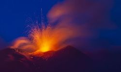 Etna Yanardağı yeniden alev aldı! Kül ve lav püskürtmeye devam ediyor