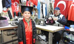 78 yaşındaki terzi, 60 yıldır mezuniyet cübbesi dikiyor