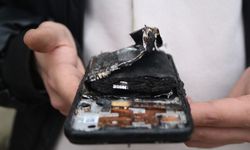 Tamire verilen telefon alev aldı: Patlama anı kameralara yansıdı