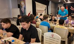 140 çocuk kıyasıya yarıştı: Bornova’nın satranç şampiyonları belli oldu!