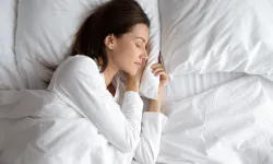 Gece bu şekilde uyumak Alzheimer riskini azaltıyor!