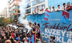 Gençlerin büyük zaferi: Trabzonspor u19’a meydanda sevgi seli