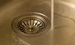 Tesisat uzmanından uyarı! Mutfakta yapılan bu yanlış, borulara zarar veriyor!