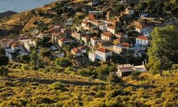 Taş evleri ve deniz manzarasıyla fotoğraf tutkunlarının akınına uğruyor! İzmir’de en güzel günbatımı burada izleniyor
