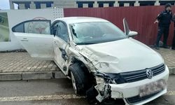 İki otomobil çarpıştı, trafik uzun süre kilitlendi 3 yaralı