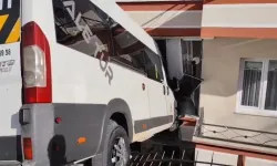 Faciadan dönüldü! Okul servisi evin balkonuna girdi, öğrenciler hastaneye kaldırıldı!
