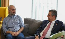 Ev hapsindeki Gazeteci İsmail Saymaz’a Özgür Özel’den destek ziyareti
