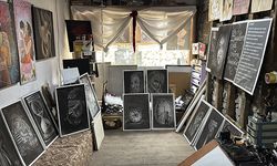 Silgiyle sanat yapıyor: Zamanı yansıtan eserler sergide hayat buluyor