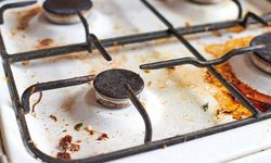 Kurumuş yemek kirlerinden kurtulamıyor musunuz? Bu doğal yöntemle kökünü kazıyacaksınız!