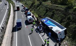 Bolu’dan İzmir’e gelen yolcu otobüsü devrildi: 1 kişi öldü, 2 kişi yaralandı
