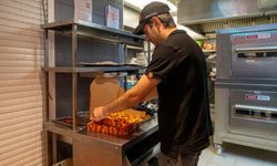 İzmir'de engelli genç, pizzacıda yıldız oldu: Her gün işe koşarak gidiyor!