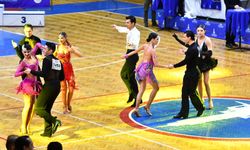 İzmir’de dansın ritmi yükseldi: 400 sporcu şampiyona için pisti ateşe verdi