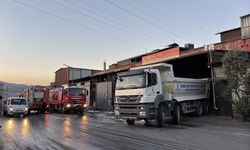 Bornova'da geri dönüşüm tesisinde çıkan yangın söndürüldü