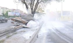 D-100'de feci kaza: Alçı yüklü TIR bariyerlere çarptı, yol kapandı