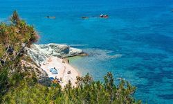 İzmir’in sıcağı burada yok! Doğal klimalı denizin berraklığı hayran bırakıyor: Beach club da var ücretsiz kıyı da