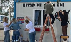 İzmirli özel öğrencilerden büyük dönüşüm: Atıl konteyneri renklerle ve kitaplarla donattılar