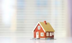 Güzelbahçe’de denize yakın 3 katlı sitede 112 m² daire icradan satılık
