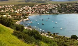 Çeşme’nin sakin balıkçı kasabası! Bakir koyları ve zeytin ağaçlarıyla süslü doğasıyla turistlerin gözbebeği oldu