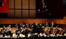 İzmir Devlet Senfoni Orkestrası’ndan 19 Mayıs’a özel konser!  19 Mayıs konseri izleyicileri büyüledi!