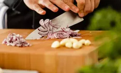 Körelen bıçaklarınızı atmayın: Evdeki bu malzemelerle bıçaklarınız jilet gibi olacak!