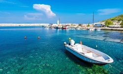 Müstakil evleri, zeytin ağaçlarıyla çevrili doğasıyla İzmir'in en sakin tatil köyü! Berrak denizi büyülüyor
