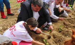 Başkan Davut Sakarsu’nun mutlu günü: Özel çocuklarla fidan dikti