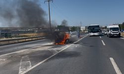 Seyir halindeki araç alev alev yandı: 3 kişi araçtan tahliye edildi