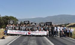 Tire'de eylem düzenleyip karayolunu trafiğe kapattılar: TOSBİ işçilerinden 'Ölüm Yolu' protestosu