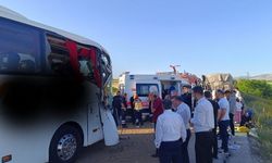 Feci kaza! 36 yolcuyla seyir halindeki yolcu otobüsü TIR'a çarptı, 26 kişi yaralandı