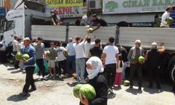 Ahlat’ta karpuz yoğunluğu: 30 ton karpuz vatandaşa dağıtıldı