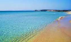 Uygun fiyatıyla Çeşme’yi solladı: Yerlisi de yabancısı da İzmir’in bu plajına koşuyor! ESHOT’a atlayan buraya koşuyor