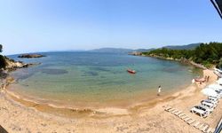 İzmir’de beach club gürültüsünden bunalan soluğu burada alıyor: Kozalakların denize düştüğü Gökkuşağı Koyu