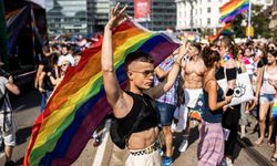 Polonya'da skandal! Grzegorz Braun LGBT Sergisini Parçaladı, "Kamusal rezaleti önlüyorum" dedi