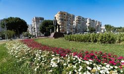 İzmir’e yazlık çiçek dokunuşu: Meydanlar ve caddeler çiçeklerle renklendi