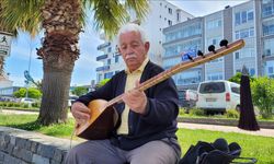 Emekli çoban, bağlama tutkusuyla görenleri duygulandırıyor