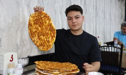 Sıradışı iştahıyla dikkat çekiyor: Bir oturuşta 15 lahmacun yiyor