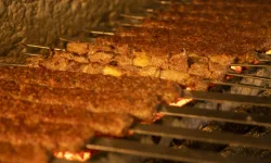 Asırlık kebapçıdan gelen efsane tat, turistleri büyülüyor! Bu kebabı yemek için ülke değiştiriyorlar!