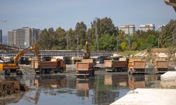 İzmir'de tonlarca çamur dere yataklarından alındı