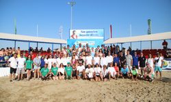 Dikili’de plaj voleybolu rüzgarı esti